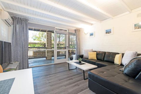 Glenelg Getaway - 2BR, Parking And Free Wine - Darwin Holiday 0