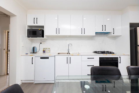 Glenelg North House, 3QBed, 2KSBed, 2Bth, 5TV - Darwin Holiday 4