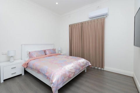 Glenelg North House, 3QBed, 2KSBed, 2Bth, 5TV - Darwin Holiday 2