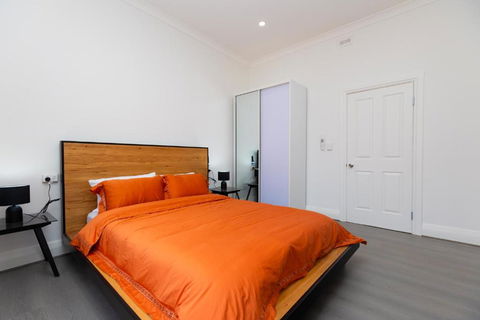 Glenelg North House, 3QBed, 2KSBed, 2Bth, 5TV - Darwin Holiday 1