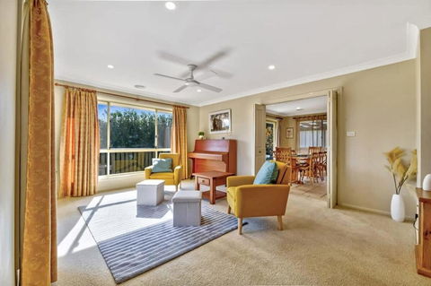 Goldfinch Way Stunning & Spacious Home Sleeps 11 - Darwin Holiday 1