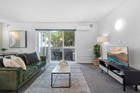 Gorgeous 1-Bed Apartment Near Melbourne Uni - Darwin Holiday 0
