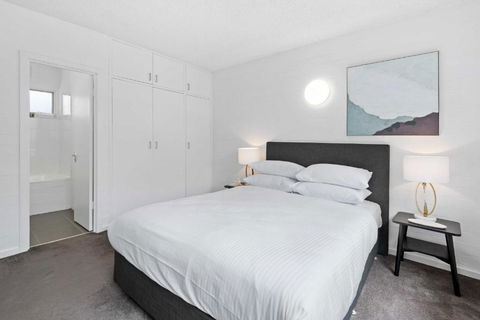 Gorgeous 1-Bed Apartment Near Melbourne Uni - Darwin Holiday 3