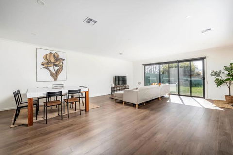 Gorgeous Hawker Townhouse - Darwin Holiday 3