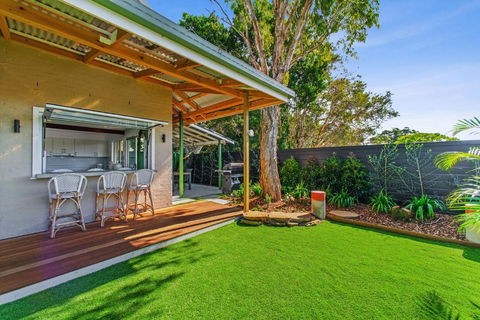 Fuller Holidays - Jali, Byron Town Entertainer - Darwin Holiday 0