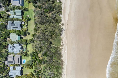 Fuller Holidays - Tuckeroo Beach House, Beachfront Suffolk Park - Darwin Holiday 2