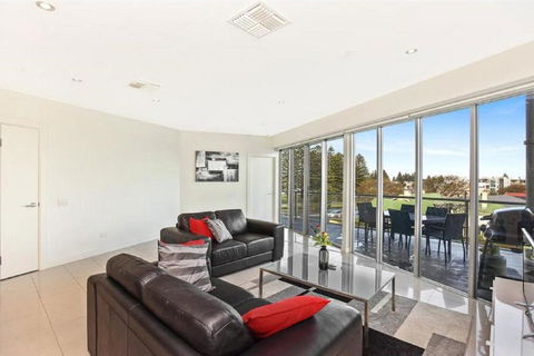 Gallery Resort Style Penthouse No 13 - Darwin Holiday 0