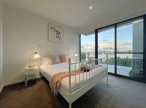 GW24-1 BATH 2 BR At The Glen With FREE Parking And Balcony - Darwin Holiday 0