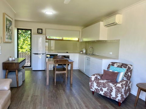 Gowings Of Mallacoota - Darwin Holiday 1