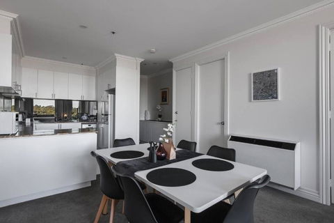 Grand Luxury In The CBD Along The Yarra River - Darwin Holiday 1
