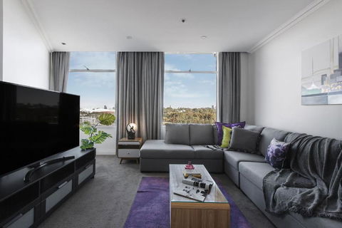 Grand Luxury In The CBD Along The Yarra River - Darwin Holiday 0