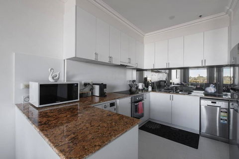 Grand Luxury In The CBD Along The Yarra River - Darwin Holiday 3