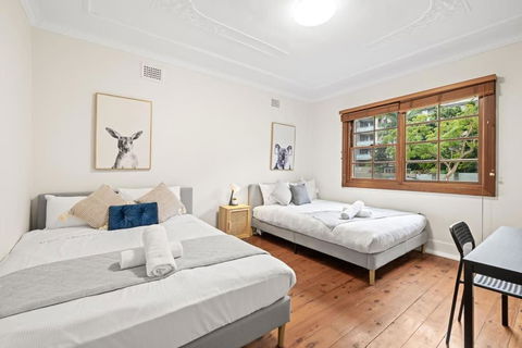 Grand Quadruple Room - Near Stations & Shops - Shared Bathroom - Darwin Holiday 0