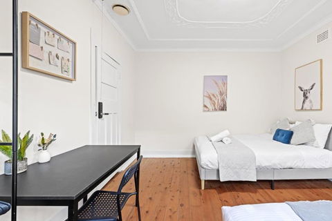 Grand Quadruple Room - Near Stations & Shops - Shared Bathroom - Darwin Holiday 3