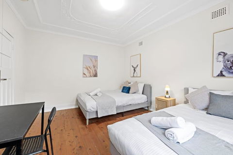 Grand Quadruple Room - Near Stations & Shops - Shared Bathroom - Darwin Holiday 2