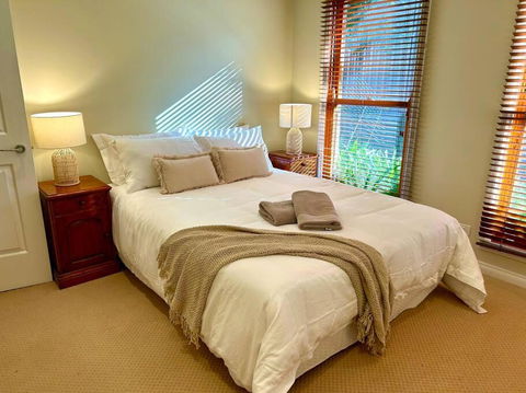 Grand Retreat In Peaceful Street - Darwin Holiday 4