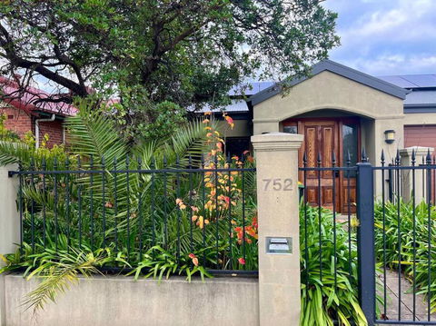 Grand Retreat In Town - Darwin Holiday 1