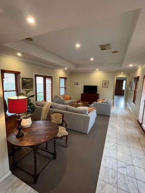 Grand Retreat In Town - Darwin Holiday 3