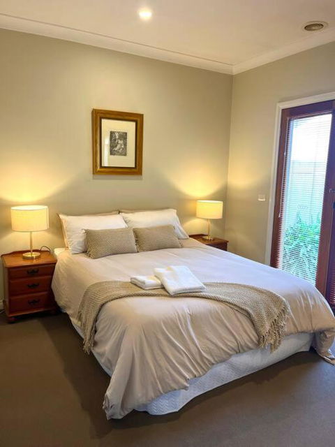 Grand Retreat In Town - Darwin Holiday 4