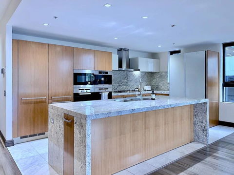 Grand St Kilda 2-story Sub-Penthouse - Darwin Holiday 2