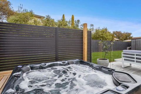 Granville House Hot Tub And Hamptons Style - Darwin Holiday 3