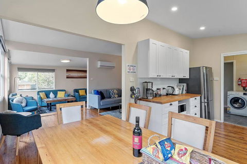 Green Leaf Retreat - PETS ALLOWED - FREE PARKING - FAMILY FRIENDLY - CLOSE TO KATOOMBA AND ALL MOUNTAIN ATTRACTIONS! - Darwin Holiday 4