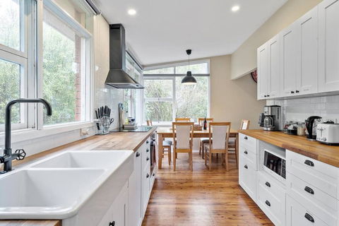 Green Leaf Retreat - PETS ALLOWED - FREE PARKING - FAMILY FRIENDLY - CLOSE TO KATOOMBA AND ALL MOUNTAIN ATTRACTIONS! - Darwin Holiday 1