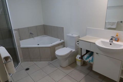 Ground Floor Luxury Oceanfront Apartment - Darwin Holiday 2