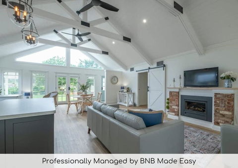 Hamptons Cottage - Refined Living, Light-Filled - Darwin Holiday 0