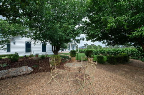 Hamptons Cottage - Refined Living, Light-Filled - Darwin Holiday 3