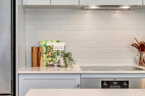 Hamptons-inspired Waterfront Living On Moana Beach - Darwin Holiday 3
