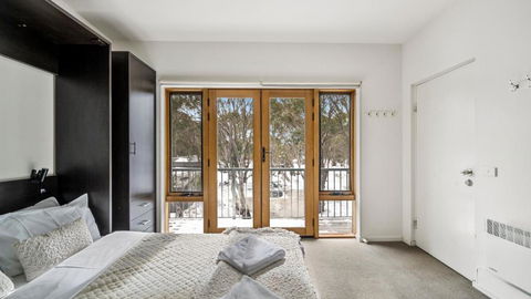 Hangar - Darwin Holiday 0