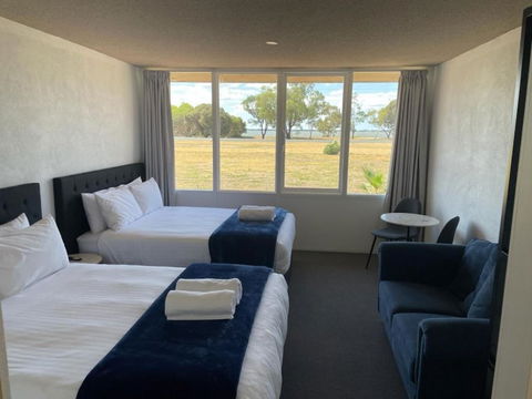 Happy Wanderer Motel Lake Boga ON THE LAKE WITH LAKE VIEWS - Darwin Holiday 3