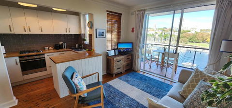 Harbourfront Bliss - 2 Bedrooms, Parking, Balcony - Darwin Holiday 1