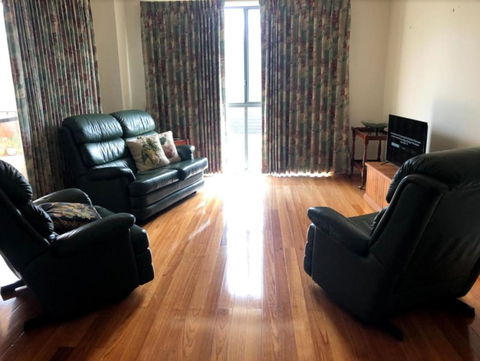 Ground Level 2BR 2BA Apartment W Courtyard - Darwin Holiday 0