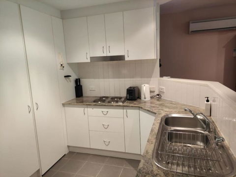 Ground Level 2BR 2BA Apartment W Courtyard - Darwin Holiday 3