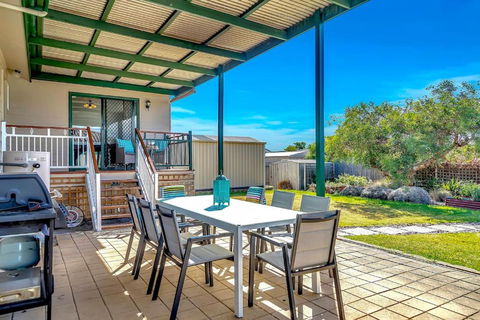 Hillside Hideaway - Family Home Near Victor Harbor - Darwin Holiday 3