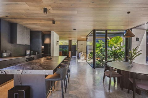 Hayters Hideaway - Luxury Home In Suffolk Park - Darwin Holiday 1