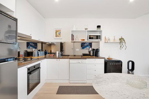 Hazel U2 Beachfront With Balcony And 2 Bedrooms - Darwin Holiday 2