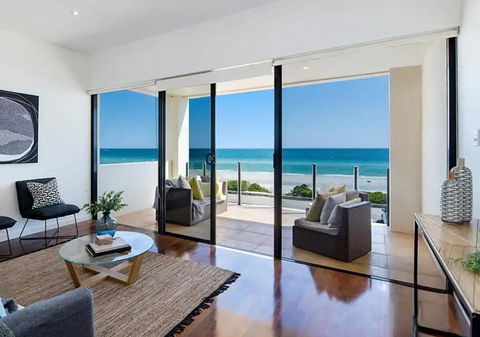 Henley Beachfront Luxury Home With Sauna Just 200m From Henley Square! - Darwin Holiday 0