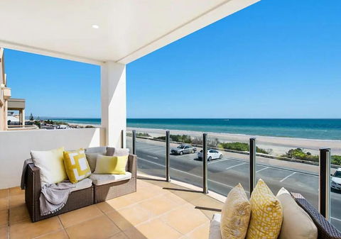 Henley Beachfront Luxury Home With Sauna Just 200m From Henley Square! - Darwin Holiday 1