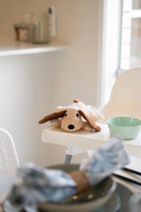 Hidden Woodland Paradise, Spacious Backyard & BBQ - 2024 New Built Home Near Logan Hospital, Ikea & More - Darwin Holiday 1