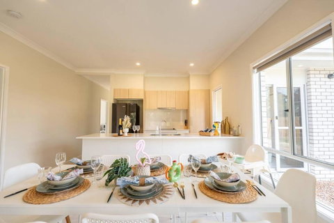 Hidden Woodland Paradise, Spacious Backyard & BBQ - 2024 New Built Home Near Logan Hospital, Ikea & More - Darwin Holiday 2