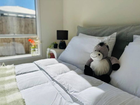 Hidden Woodland Paradise, Spacious Backyard & BBQ - 2024 New Built Home Near Logan Hospital, Ikea & More - Darwin Holiday 3