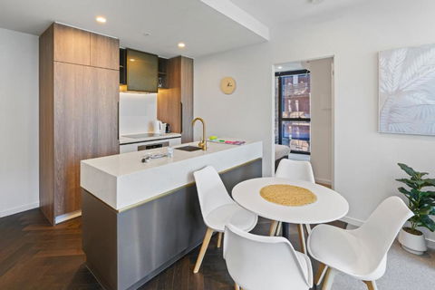 High-Rise 2-Bed City Pad With Impressive Amenities - Darwin Holiday 2