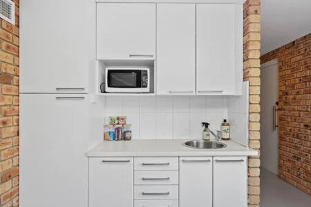 Hillside Retreat -Studio With Views - Darwin Holiday 1