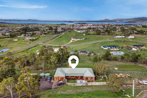 Hilltop Retreat, Water Views - Darwin Holiday 1