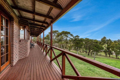 Hilltop Retreat, Water Views - Darwin Holiday 2