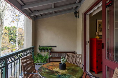 Hip Inner-City Living In Vibrant Erskineville - Darwin Holiday 1