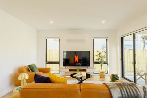 Hobart 4-bedroom Spacious Waterfront House - Darwin Holiday 3